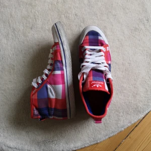 Adidas sneakers strl 42 - Rutiga Adidasskor. Använda vid två tillfällen så är därför inte ingådda i sulan. Lite små i storleken så passar mig som har 41.