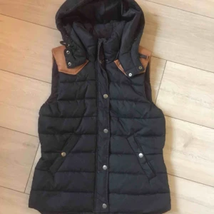  - Nu säljer jag min snygga väst, då den tyvärr inte kommer till användning mer⭐️ frakt tillkommer!