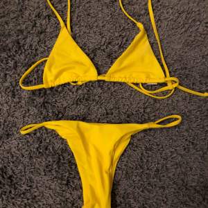 Alldeles ny EJ använd gul bikini från Zaful. 🌼 Storlek S men liten i storleken. Skitsnygg, skulle behållt om den passade! 200kr inklusive frakt! 🌙
