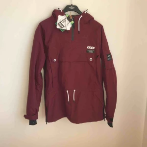  - Säljer denna pga produktfel i bröstfickan, dem har missat att sy fast en söm. (Helt oanvänd) Ordinarie pris 1799:- https://www.ridestore.se/dope-snowboardjacka-dam-annok-w-burgundy länk till jackan! ⭐️⭐️⭐️⭐️⭐️