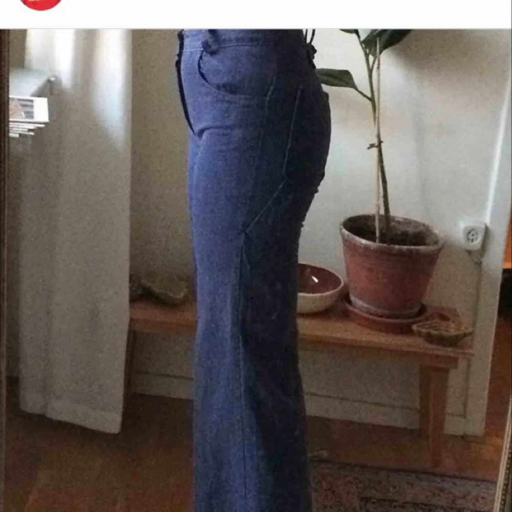 Ett par asballa flare vintage jeans köpta på episode i Köpenhamn! De är lite arbetsbyx inspirerade med fickor på sidan av låret. Skicket är prima, säljer eftersom de är aningen små för mig. Jeans & Byxor.