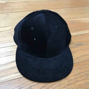  - Svart manchesterkeps med bred skärm, justerbar i stl .