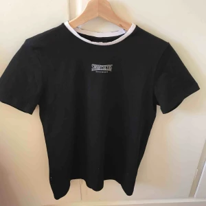  - Skit snygg nästan helt ny sweetsktbs tröja. Aldrig andvänd heller