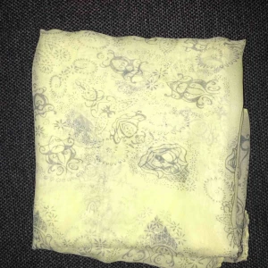  - Gul sjal som passar bra nu till hösten. Frakt tillkommer om den ska skickas.