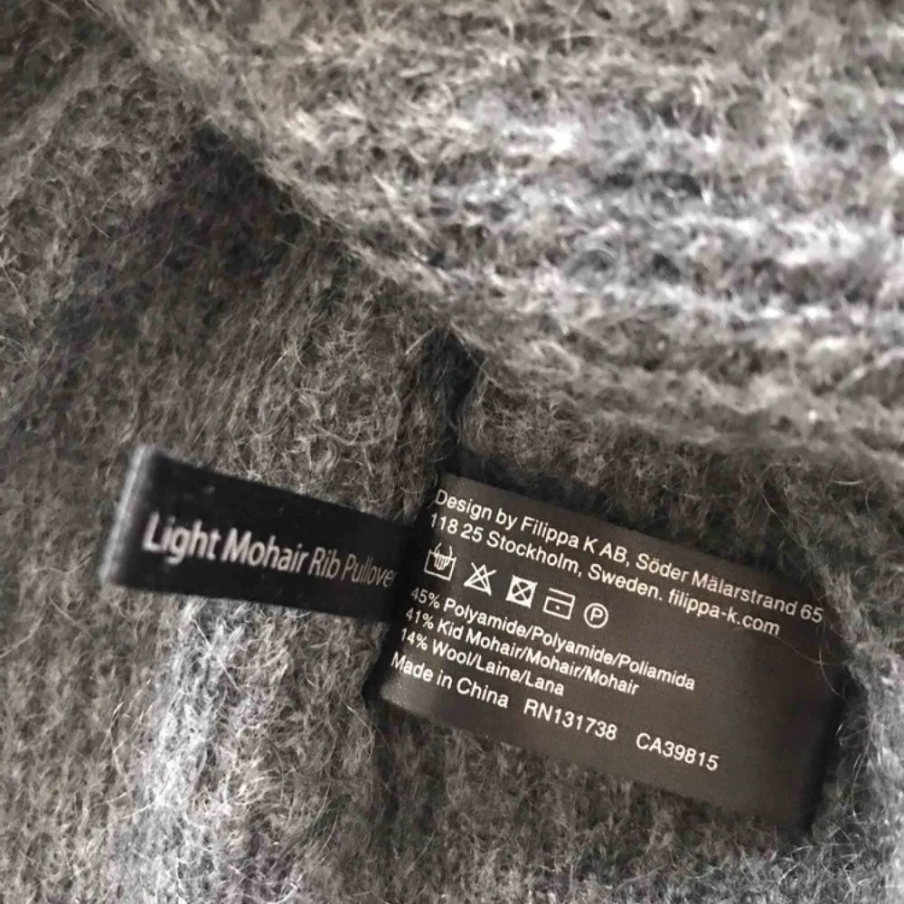 Grå Light mohair rib pullover från Filippa K i storlek M. Stickat.