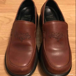  - Läder skor från Dansko. Köpte den online från Ebay USA. Det står storleken är 37, men den är faktisk större, det passar storleken 37,5 eller 38. 