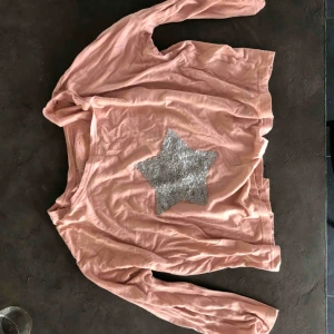  - Rosa tröja från Sixty Days, använd vid ett fåtal tillfällen ä. Storlek S