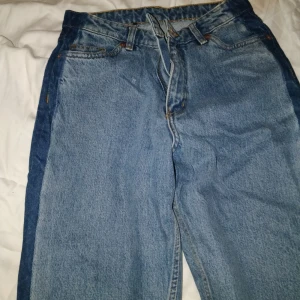  - Mom jeans från Monki, så snygg jeansfärg med en rand på sidan av mörkare jeansfärg. 