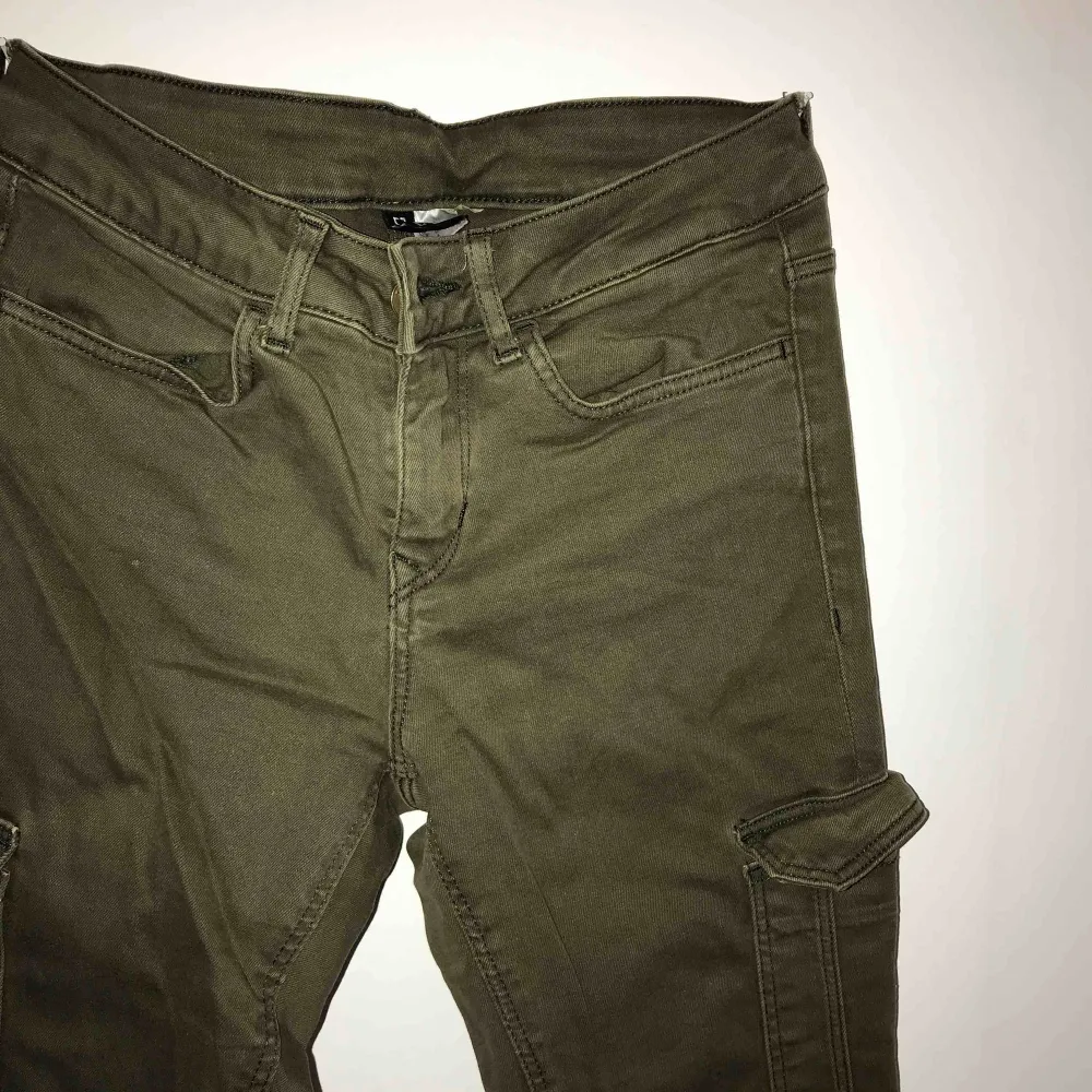 Militärgröna byxor, fint skick, köparen står för frakten. Jeans & Byxor.