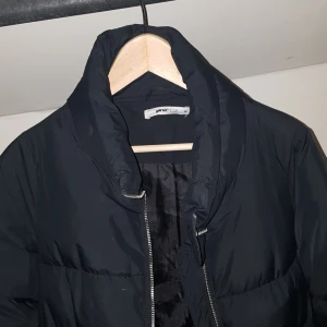  - Svincool jacka från Ginatricot, passar till det mesta! Måste tyvärr göra mig av med den pga har så många jackor men jag hoppas att den får ett bättre hem där den kommer till mer användning! Ej dun, 100% polyester 🦆❤