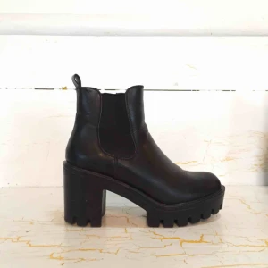  - Chunky boots med dragkedja och imitationsläder. Stora i storleken. Passar 40  med sula(funkar superbra) eller vanlig 41.  Mjuka och sköna att gå i utan att få kramp. Nästintill osynliga slitningar på högerskons framsida.