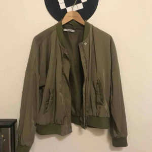  - Tunn bomberjacka. Snygg att ha lite oversized. Frakt tillkommer!