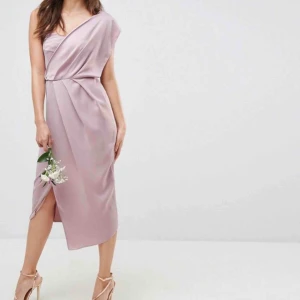  - Jättefin klänning som är HELT NY och beställd från Asos inför ett bröllop men som tyvärr inte passade. Väldigt liten 36a. Skulle säga att den passar dig som är 34 i storlek. Nypris 700kr säljes för 400, prislapp kvar! Skickar ej!