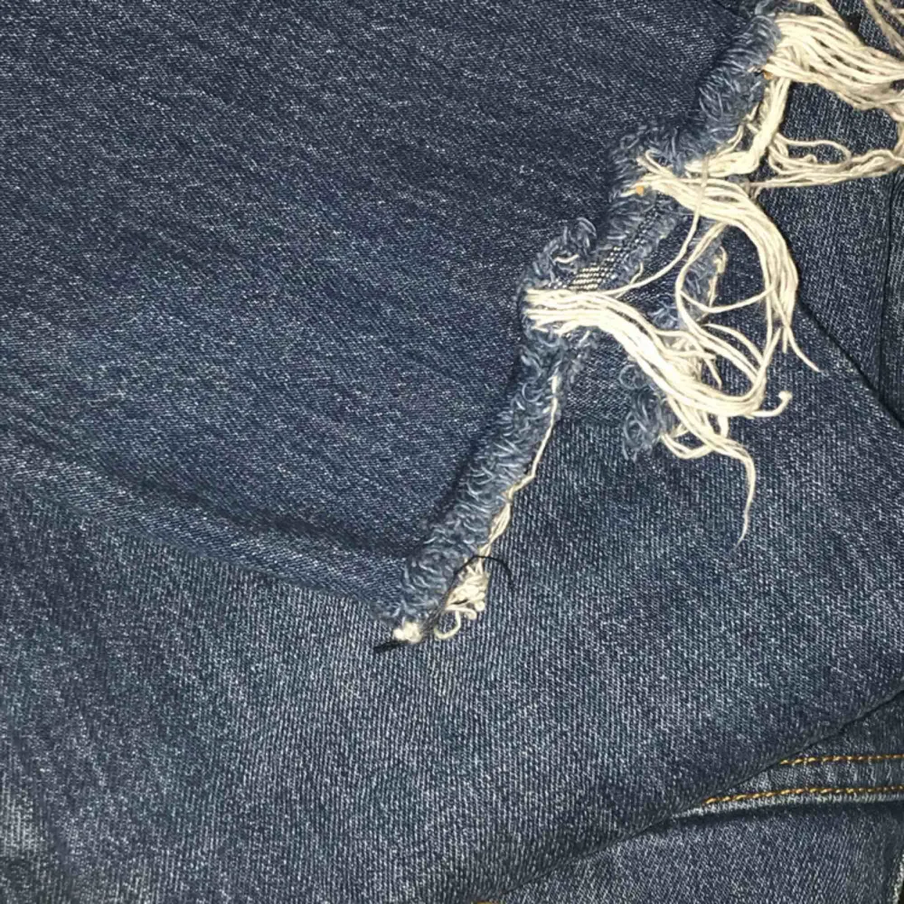 Ett par Levi’s jeans, öppen söm vid benen.  Sällan använda Frakt tillkommer. . Jeans & Byxor.
