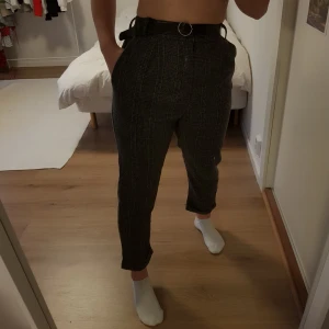  - Mjuka rutiga byxor i kostymstil! De har resår i bakre delen av migjebandet  (se bild 2) så passar många storlekar! Säljer då de tyvärr är för stora för mig :( färgen representeras bäst i andra bilden