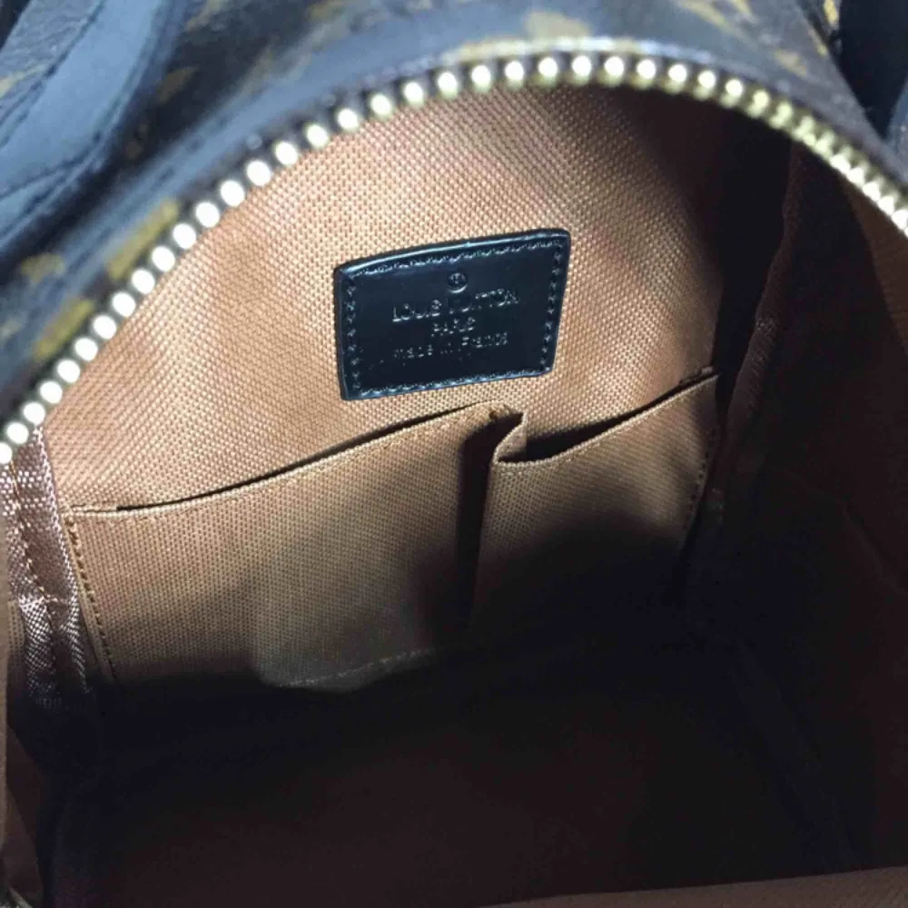 Louis Vuitton mini väska. Ej äkta, använd fåtal gånger.. Väskor.