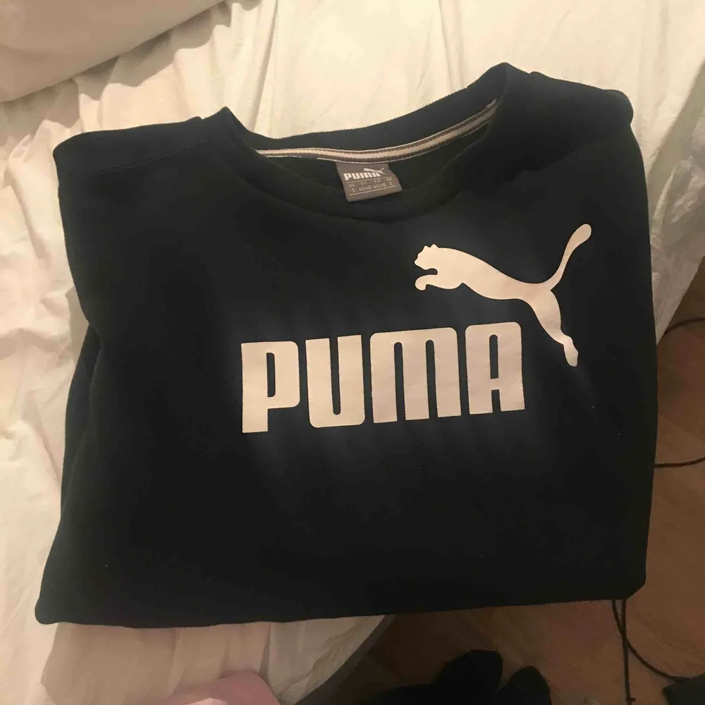 Puma sweatshirt använd några få ggr. . Hoodies.