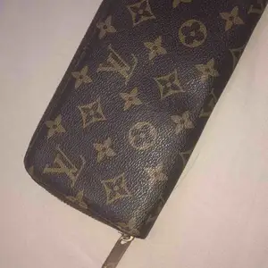Louis Vuitton plånbok i väldigt fint skick. Bra storlek och läder med guld detaljer❤️