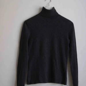  - Grå polo i kashmir och siden. 