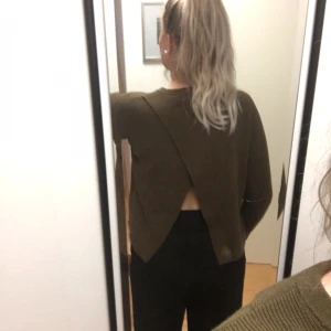  - Skön mörkgrön tröja från mango, halvt öppen rygg