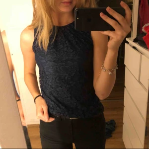  - Spetsblus från MQ. Aldrig använd, nypris runt 299 kr. Köparen står för frakt.