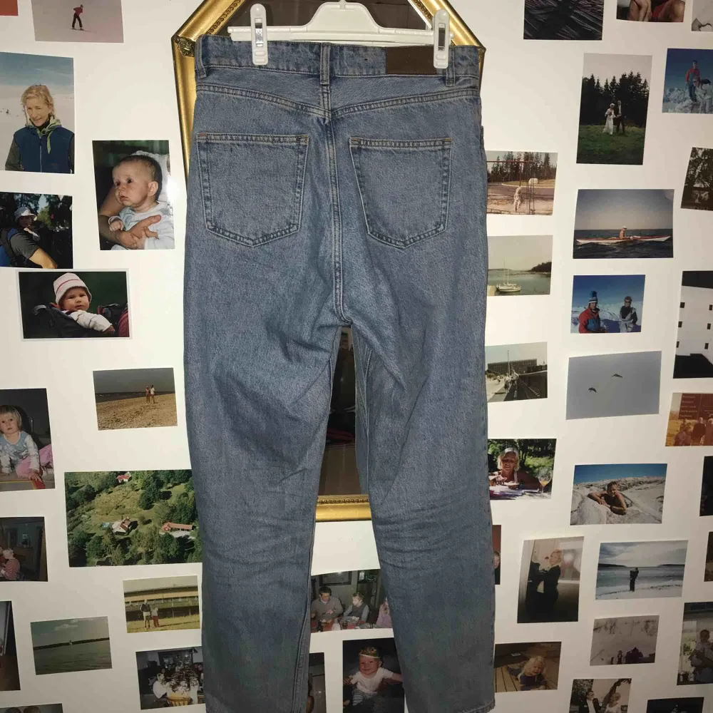 Monki jeans mom fit. Ljusblå retro tvätt med hög midja. Fint skick men passar inte längre.. Jeans & Byxor.