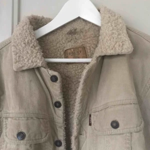  - Fodrad beige machesterjacka från märket Rocky! Supersnygg, men använder tyvärr ej! Den har två vanliga fickor och en innerficka 🔪 köpare står för frakt 