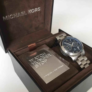  - Säljer min Michael kors klocka. Köpte den för 2000kr. Klocka är i bra skick men behöver byta batteri. Har kvar allat från köpet så man kan ändra storlek på klockan.