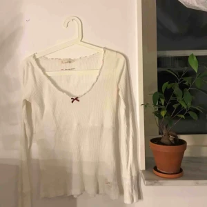  - Långärmad Odd Molly tröja i bra skick, knappt använd. Gullig och fin men passar inte mig i storleken. Kan möte upp i Sundsvall eller frakta (köparen står för frakt). Pris kan diskuteras 🙂