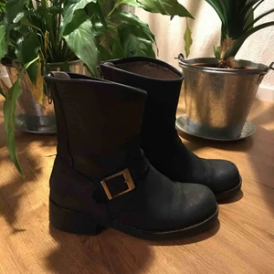  - Johnny Bulls Low Boot Zip Back Höstskor i använt skick, läder. Nypris ca 1200kr. Fraktkostnad tillkommer🍂