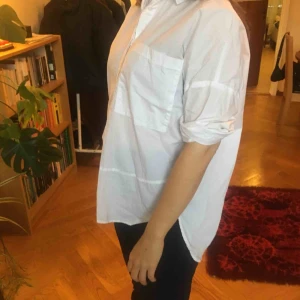  - enkel vit skjorta med 3/4-ärm. krispig bomull i nyskick!
