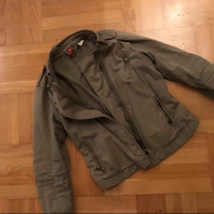  - Bra skick! Jättefin höst/vår jacka med väldigt fin passform 