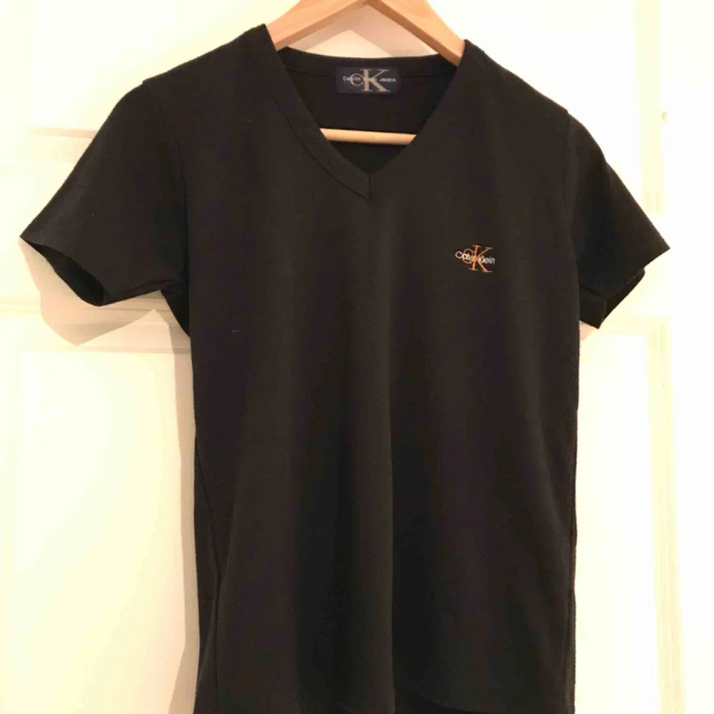 En svart Calvin Klein tröja. Djur och rökfritt hem. Frakten ingår i priset 💛. T-shirts.