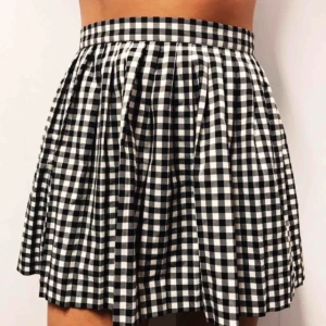  - Kjol från monki. Knappt använd, jättefint skick! Skickas mot fraktkostnad