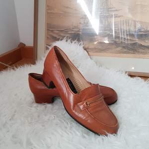 Vackra vintage loafers i italienskt läder söker nytt hem. Dessa skor används på tok för lite av mig då de är lite försmå. 