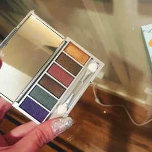  - Den guldiga är swatchad, annars oanvänd. Frakt tillkommer