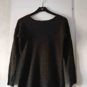  - Finstickad tröja i mörkgrå färg, söker nytt hem! Jätte skön och har en ”fitted” passform. Mötes upp sthlm/västerås eller postar mot en fraktkostnad på 59kr ink spårbar 🕊