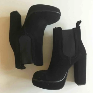  - Endast använda 1 gång. Höga men sköna att gå i pga platån där fram. Äkta mocka från HM, storlek 37. 