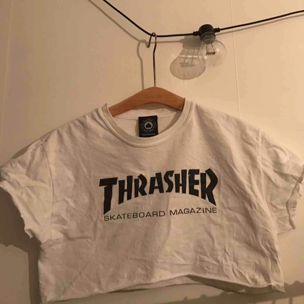 Avklippt Thrasher t-shirt till crop top, kort, storlek M frakt ingår. T-shirts.