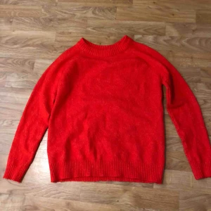  - Orange stickad tröja i storlek xs. 70kr. Finns i Norrköping eller så tillkommer fraktkostnad på 40kr.