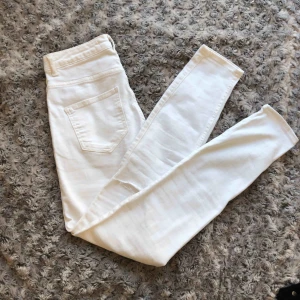  - Vita jeans med hål på knäna. Oanvända! Köpa på Gina Tricot, modell ”MOLLY”.  Pris: 50kr+ frakt