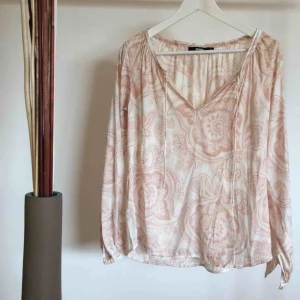  - En ljuvlig blus från BikBok i väldigt bra skick. Materialet är en silke imitation. Köparen står för frakt :)