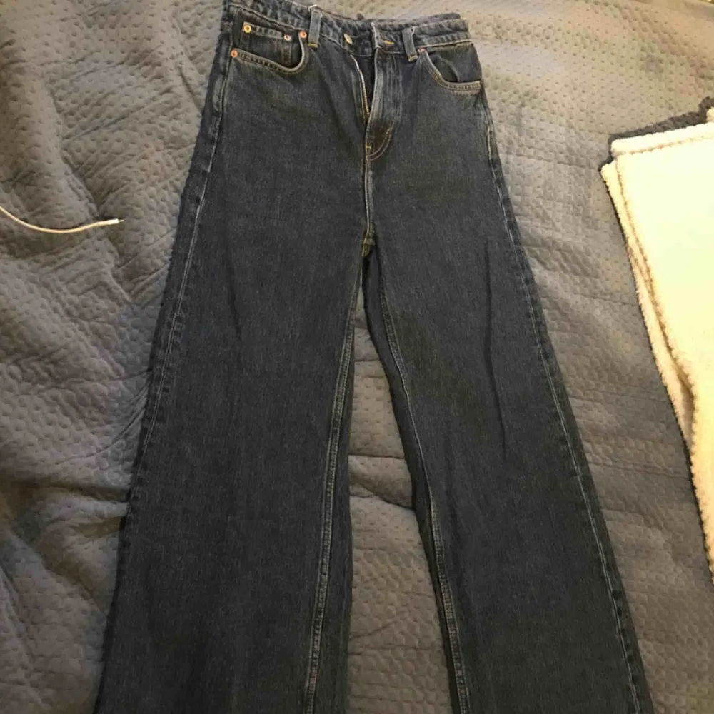 ett par mörkblåa byxor köpta på weekday för 499kr! modell: ACE STORKEK: W24, L30. Jeans & Byxor.