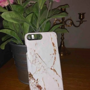  - Ett ideal of sweden skal för iPhone 7 Plus och iPhone 8 Plus. Lite slitet då det är ganska använt. Ny pris 299kr. Swish eller kontant. Kan mötas upp i Uppsala, om man vill ha det skickat så står köpare för frakt. 