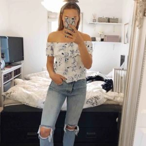  - Fin off shoulder, behövs strykas. 80kr + 40kr frakt via swish.