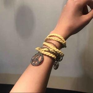  - Armband , kan mötas upp vid t-centralen eller Odenplan. Kan skicka via post, 10kr på frakt