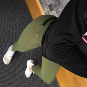  - Lägger ut igen pga oseriösa köpare.. Träningstights från BringSportswear, strl S, medelhög midja. Kanonskick utöver att dem är något noppriga på insida lår, inget som märks. Nypris ca 600-700kr.  120kr inkl frakt. ENDAST seriösa hör av sig!😃