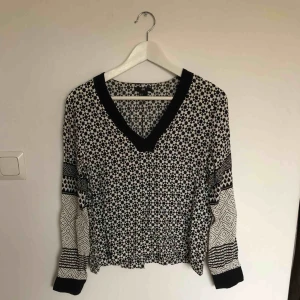  - Mönstrad blus från HM. 