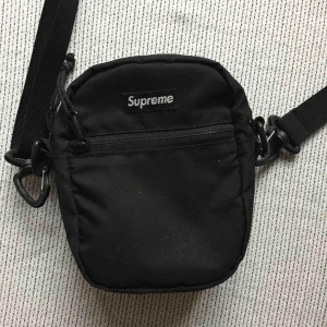  - Säljer en äkta supreme axelväska, Använd men i väldigt bra skick.