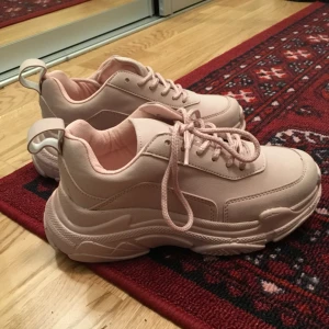  - Superfina och helt oanvända sneakers från Nelly i dusty pink. Säljer pga för små! Kan mötas upp i Uppsala eller Stockholm, annars står köparen för frakt. :) 